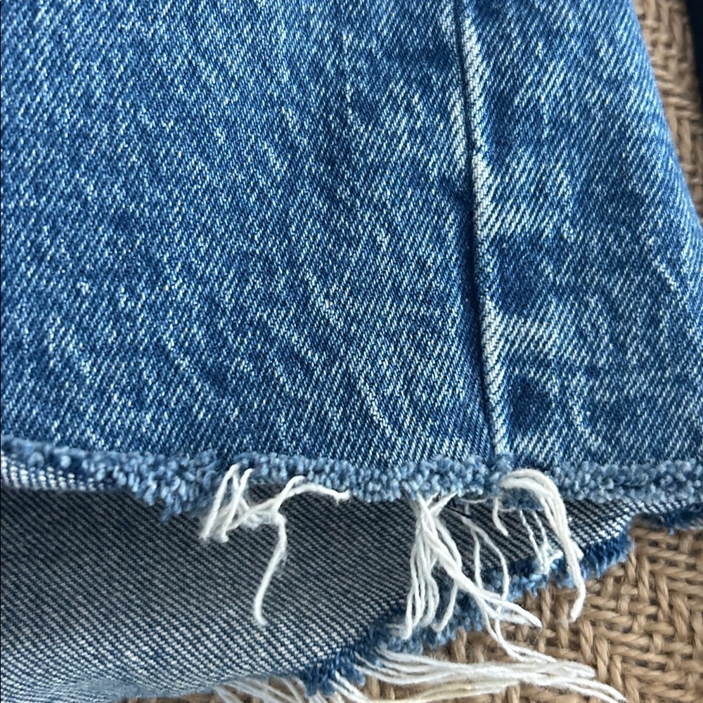 Levi’s premium Denim ribcage High-Waisted Women Shorts size 27 - Picture 3 of 9